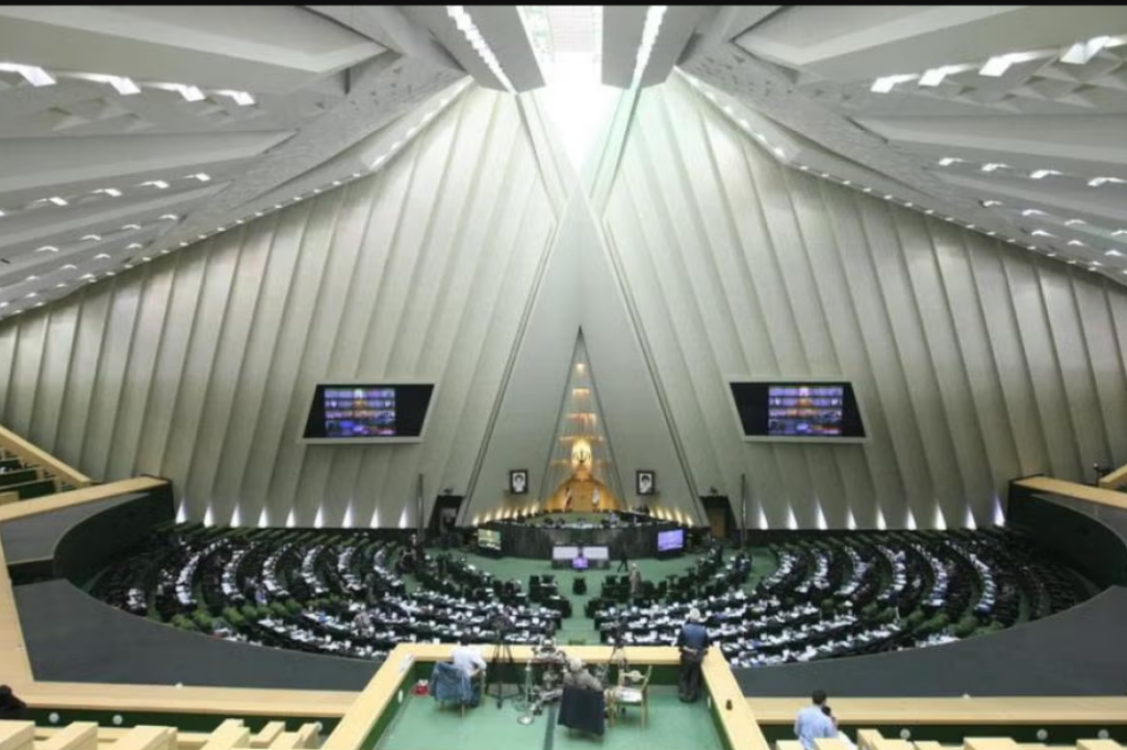 ایران میں ہنگامی صورتحال، جنگی کشیدگی کے بعد پارلیمنٹ کا اہم اجلاس طلب